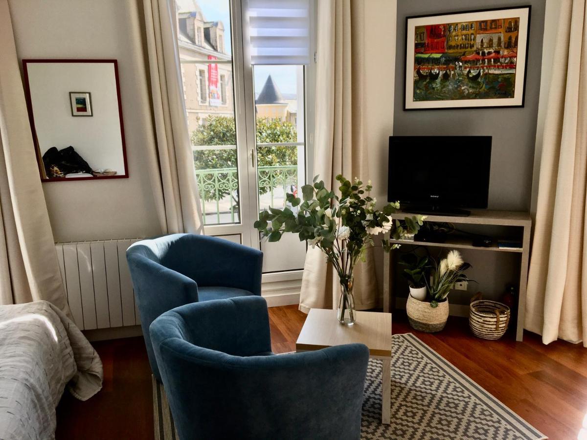 Studio Balcon De La Place Dinan Extérieur photo